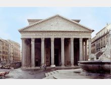 Facciata del Pantheon a Roma con grande portico classico a colonne e frontone triangolare con iscrizione, affacciato su una piazza lastricata. In primo piano, a destra, si vede una fontana monumentale con grande vasca.
