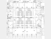 Planimetria tecnica di una sala conferenze suddivisa in quattro settori (A e B da 62 posti, C e D da 52 posti) con file di sedute e postazioni frontali. Sono indicati anche portico d’ingresso, corridoi, uscite e locali di servizio adiacenti.