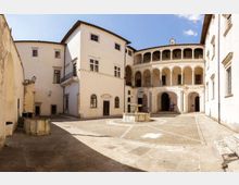 49890-photo-flm-7032-castello-di-genazzano-cortile-jpgjpg