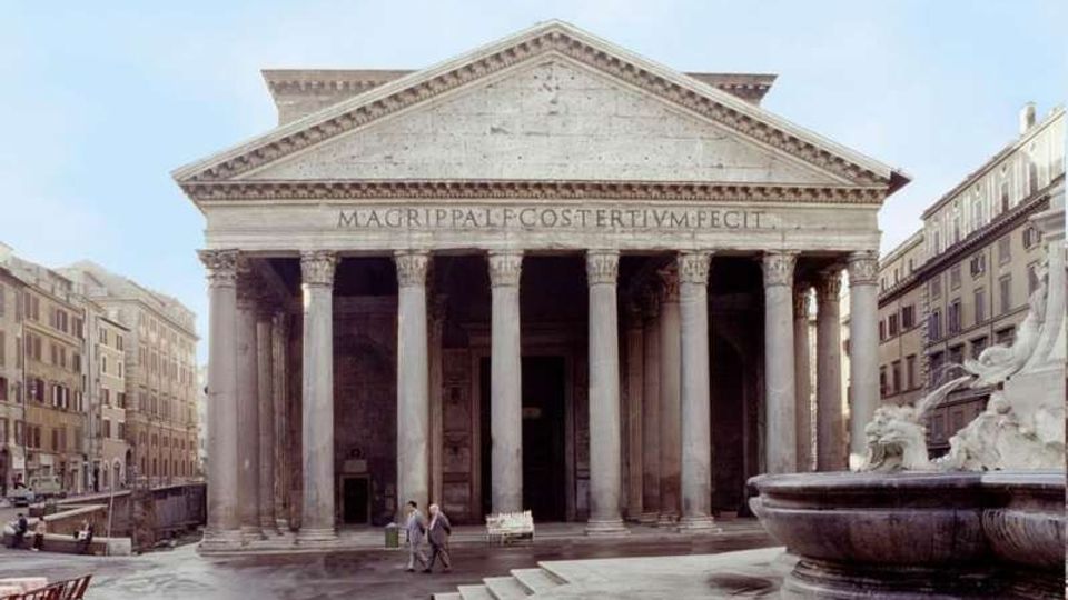 Facciata del Pantheon a Roma con grande portico classico a colonne e frontone triangolare con iscrizione, affacciato su una piazza lastricata. In primo piano, a destra, si vede una fontana monumentale con grande vasca.