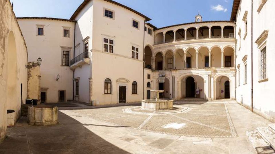 49890-photo-flm-7032-castello-di-genazzano-cortile-jpgjpg