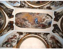 Soffitto a volta di un edificio storico decorato con affreschi, con pannello centrale rettangolare raffigurante figure tra nuvole e riquadri laterali curvi con scene allegoriche. Cornici e modanature dipinte delimitano le diverse sezioni della volta.