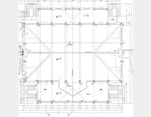 Pianta architettonica in bianco e nero di un grande salone centrale con griglia di pilastri e travi, accessi e porte sui lati e due vani scala simmetrici agli angoli. Sono indicati anche spazi come disimpegni, loggia e limonaia, con quote e linee strutturali tratteggiate.