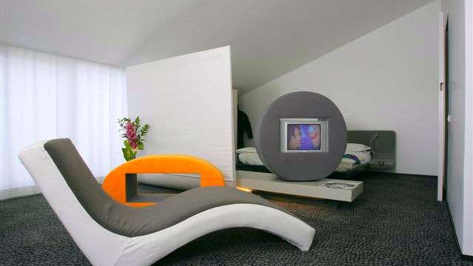 618-f7ccc84089c54240b475438d9c99613djpg