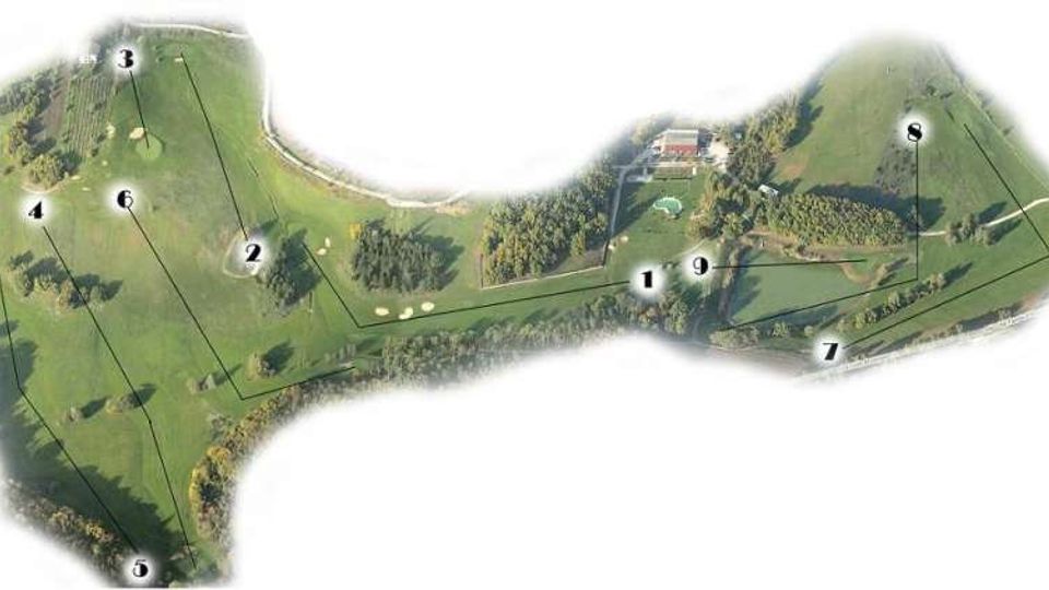 Vista aerea di un campo da golf con fairway verdi, bunker di sabbia e zone alberate, con tracciati e numeri che indicano le diverse buche. Si notano anche un laghetto e alcuni edifici/strutture nella parte centrale del percorso.