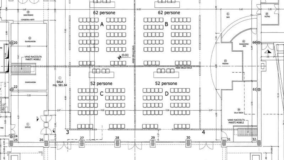 Planimetria tecnica di una sala conferenze suddivisa in quattro settori (A e B da 62 posti, C e D da 52 posti) con file di sedute e postazioni frontali. Sono indicati anche portico d’ingresso, corridoi, uscite e locali di servizio adiacenti.