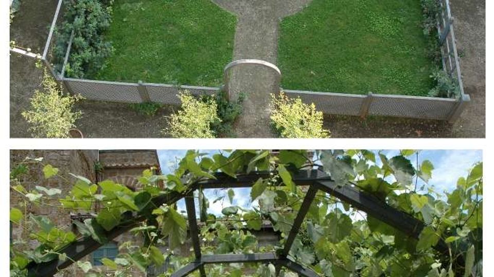 Giardino recintato visto dall’alto, con vialetti a croce che convergono in una piccola fontana centrale e aiuole di prato ai quattro lati. Nella seconda vista, un pergolato coperto di rampicanti forma un tunnel sopra un sentiero che conduce verso un edificio in pietra.