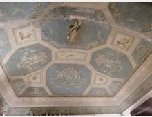 Soffitto interno decorato con riquadri ottagonali azzurri e cornici in stucco, con affreschi ornamentali e piccole scene figurative al centro e negli angoli. Intorno corre una fascia perimetrale con motivi geometrici e fregi classici.